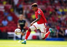 Jesse Lingard bị CĐV ném tiền giả trong ngày đối đầu West Ham 